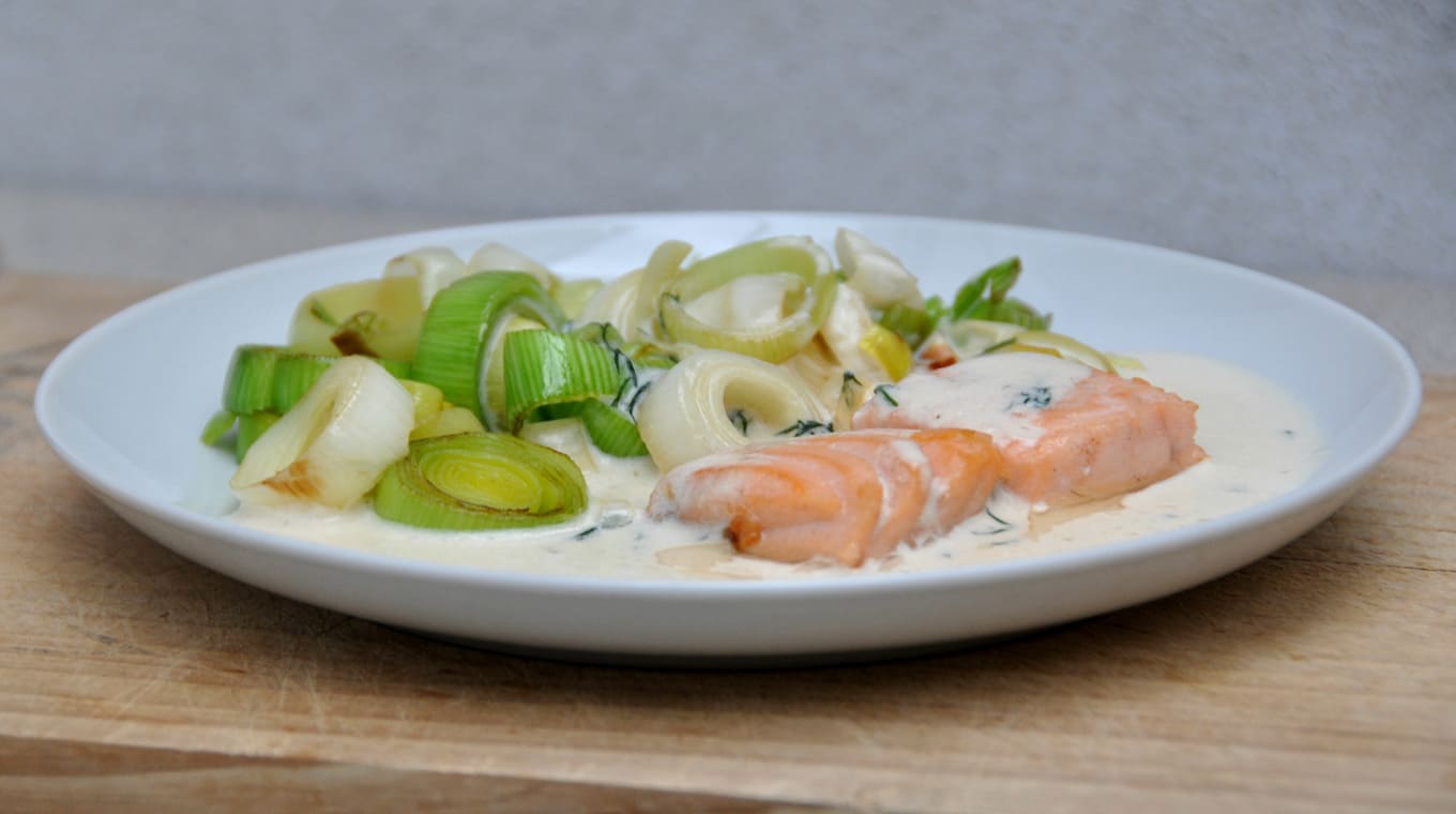 Zalm met prei en vissaus