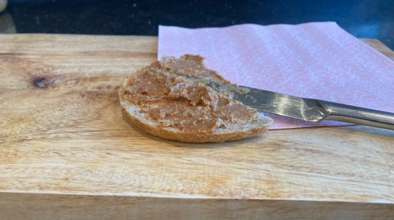 Boterham : notenbrood, boter en pindakaas