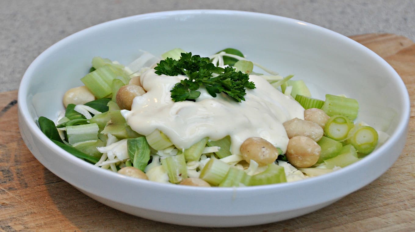Salade met macadamia noten en witte kool